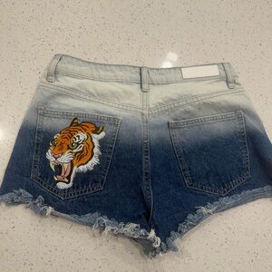 AKIRA Tiger Graphic Denim Shorts Ombre Wash Raw Hem Festival Style Size M